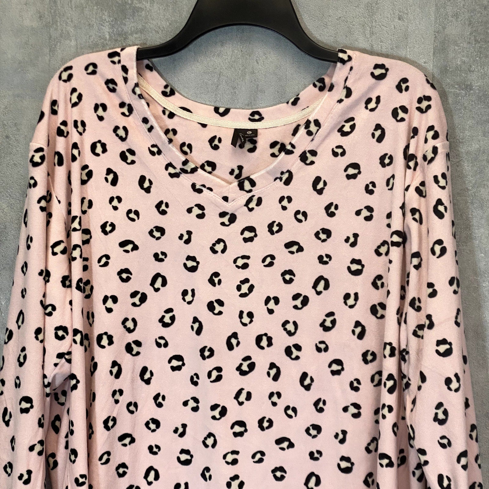 KENSIE Women's Pink Animal Print Long Sleeve V-Neck Fleece Pullover Pajama Top SZ L