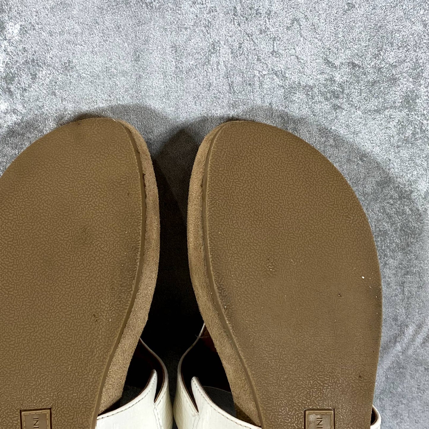 GIANI BERNINI Women's White Smooth Rivver Memory Foam Thong Sandals SZ 7.5
