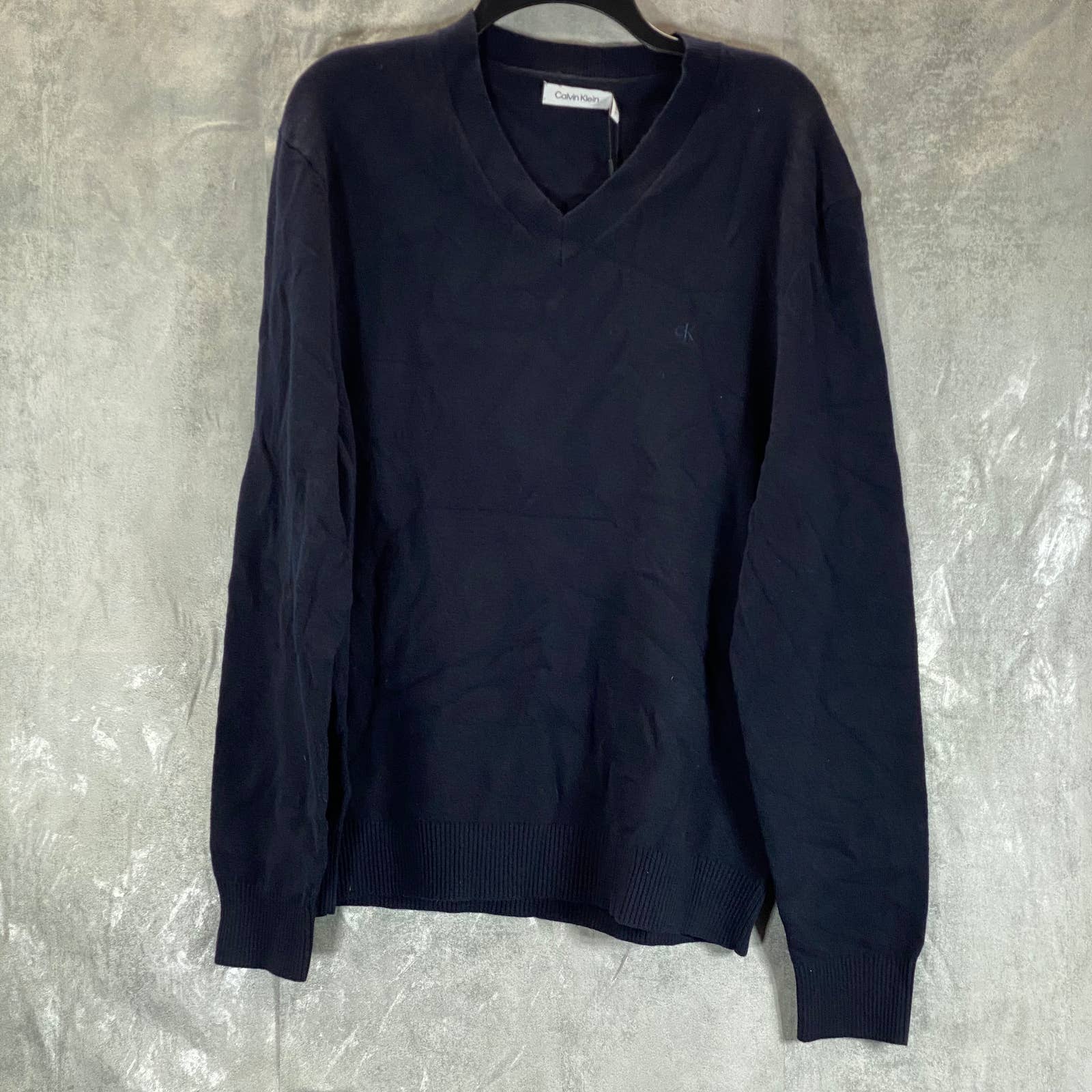 CALVIN KLEIN Men's Dark Sapphire Regular-Fit V-Neck Embroidered Logo Sweater SZL