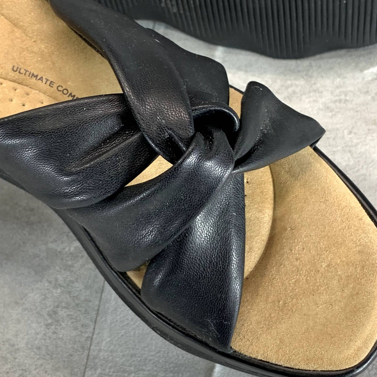 CLARKS COLLECTION Women's Black Clara Charm Slip-On Wedge Sandals SZ 9