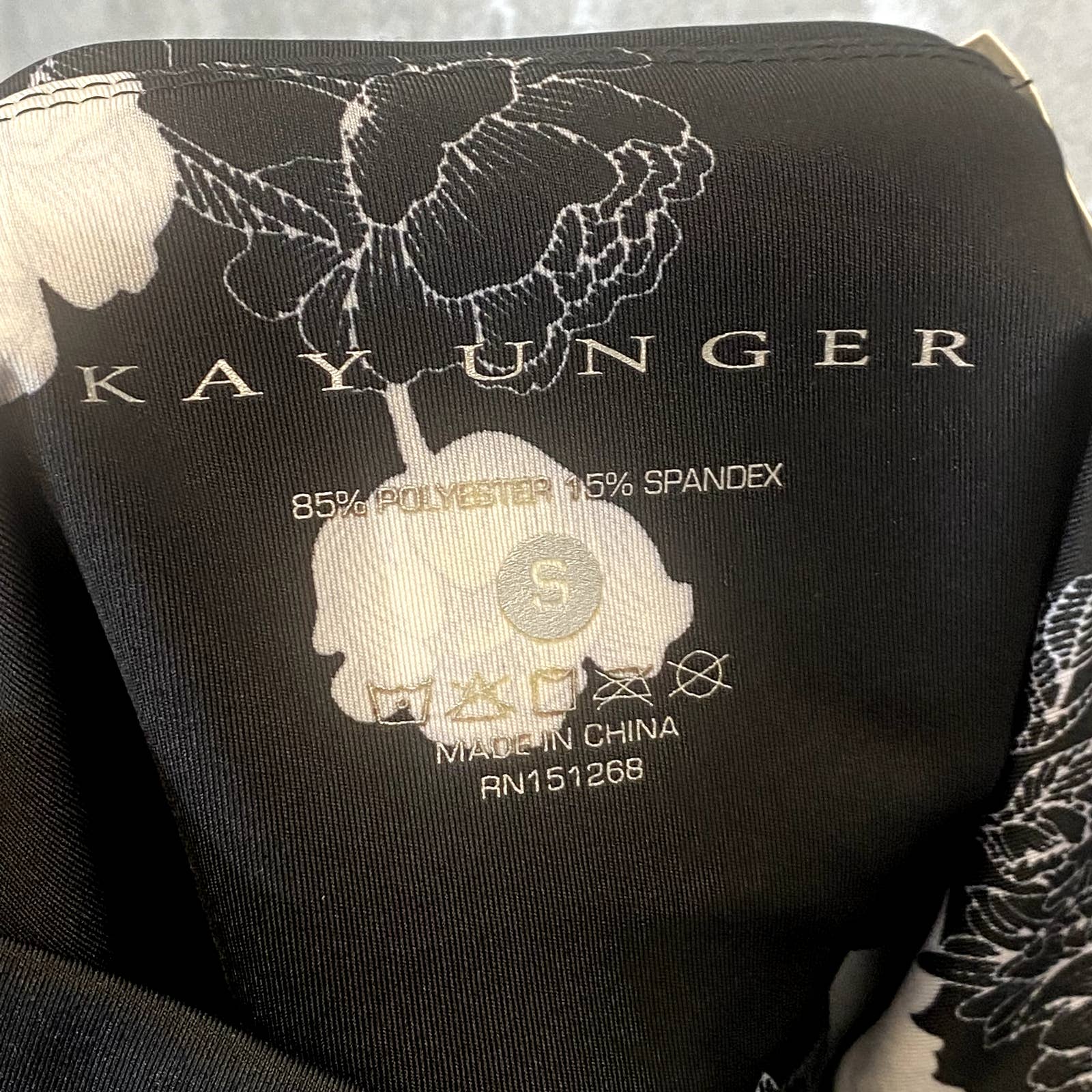 KAY UNGER Women's Pretty Peony Black Floral Print High-Rise Capri Leggings SZ S