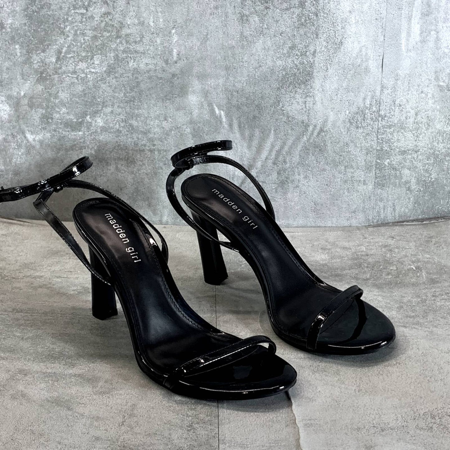 MADDEN GIRL Women's Black Patent Tasha Round-Toe Two-Piece Dress Sandals SZ 8.5
