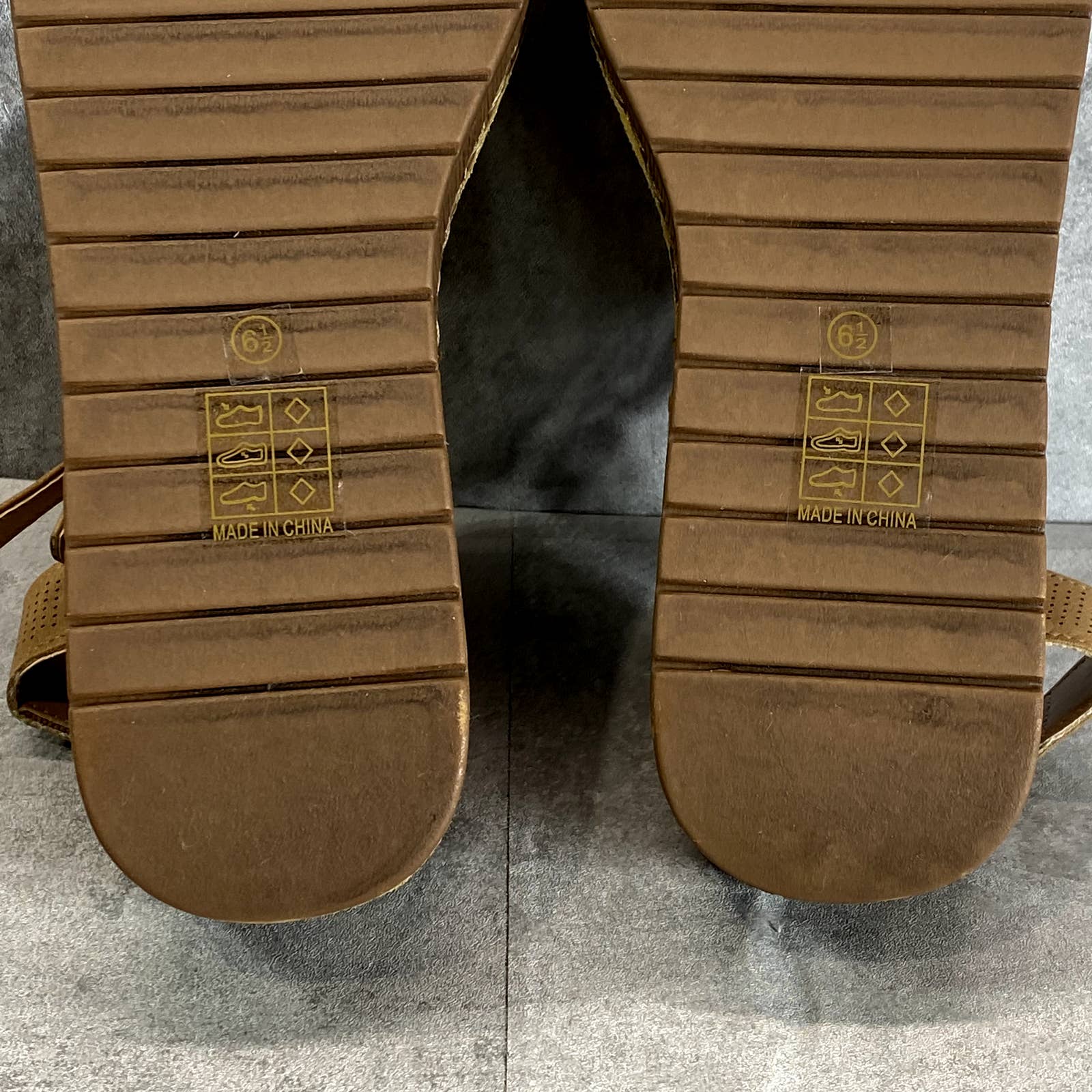 JOURNEE COLLECTION Women's Tan Mckell Thong Wedge Sandals SZ 6.5