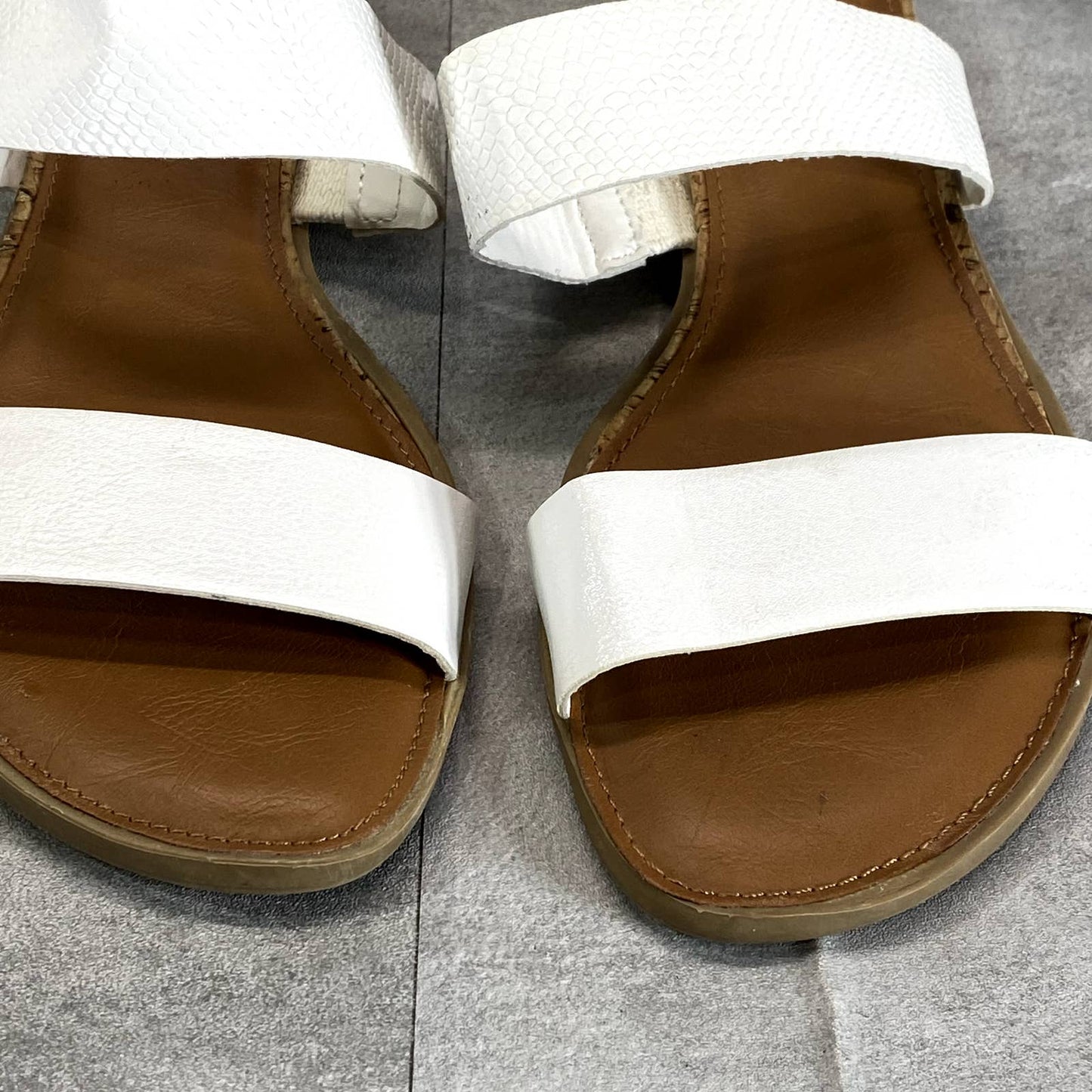 SUN+STONE Women's White Easten Embossed Round-Toe Slide Wedge Sandals SZ 6.5