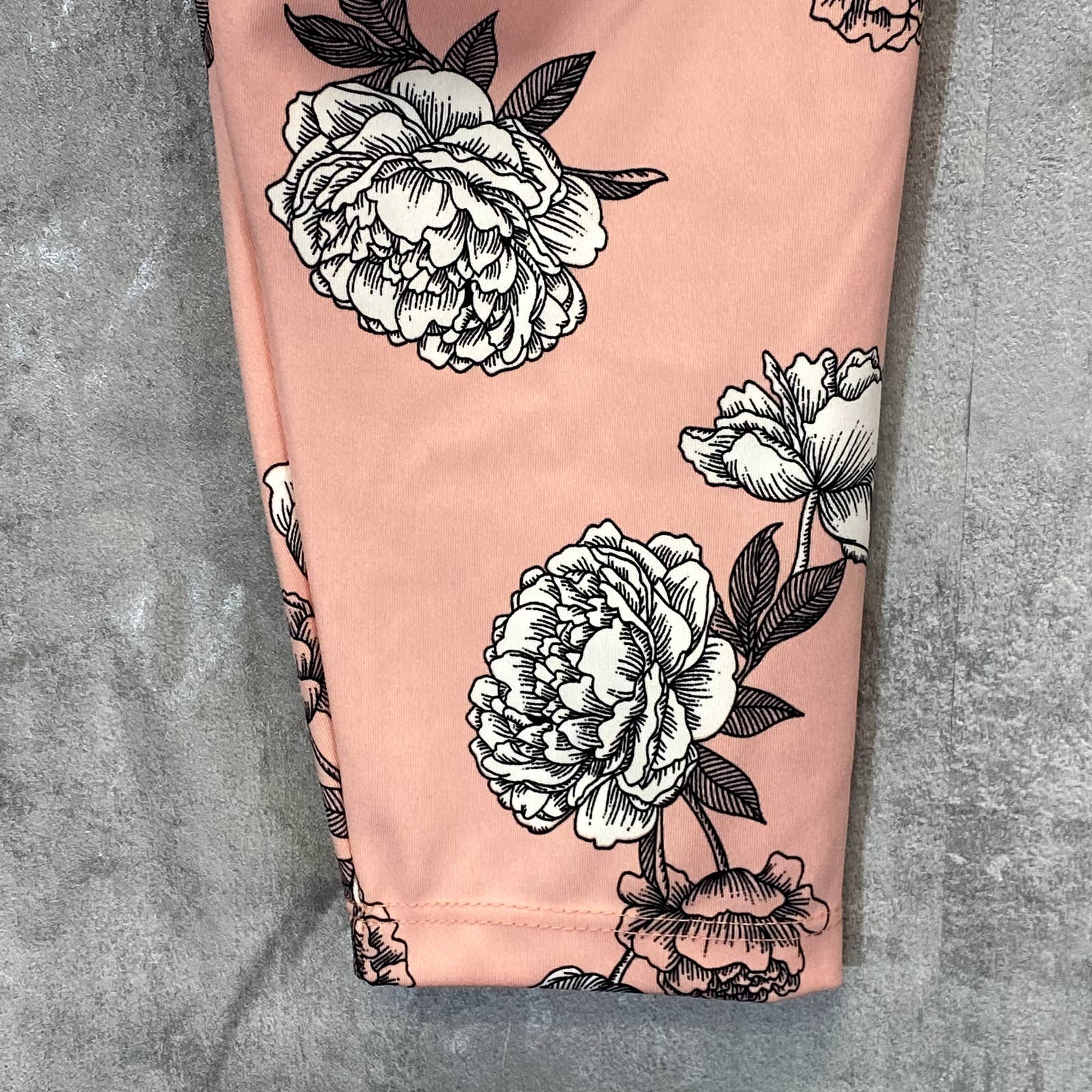 KAY UNGER Women's Pretty Peony Peach Floral Print High-Rise Capri Leggings SZ L