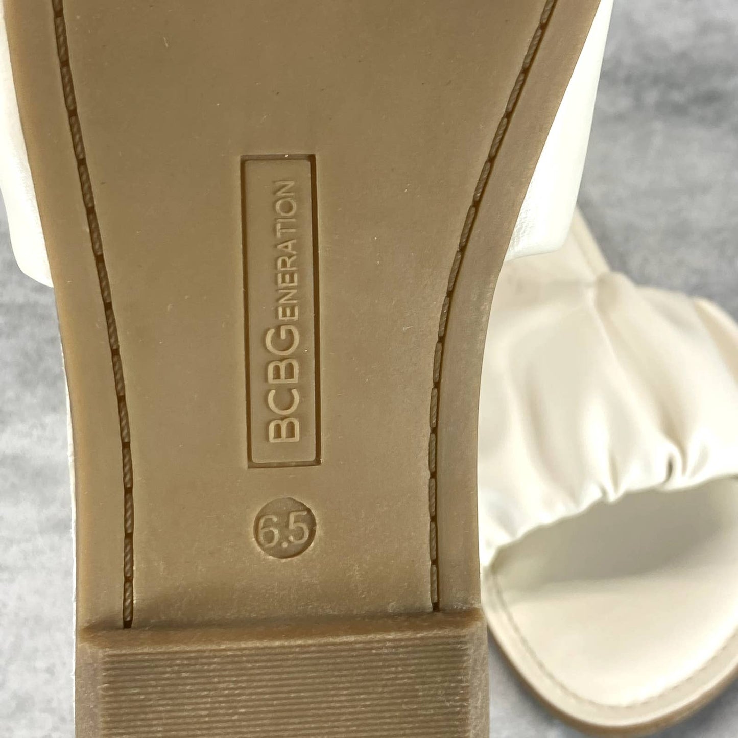 BCBGENERATION Women's Cream Emoree Memory Foam Scrunched Strap Sandals SZ 6.5