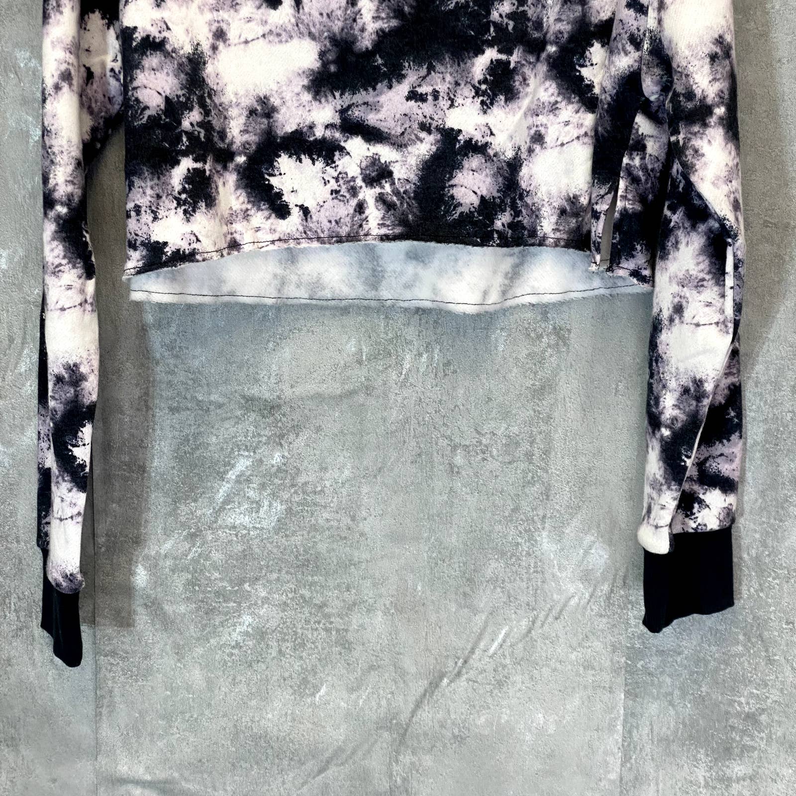 SOCIALITE Women's Black-White Tie-Dye Raw Hem Crewneck Crop Sweater SZ S
