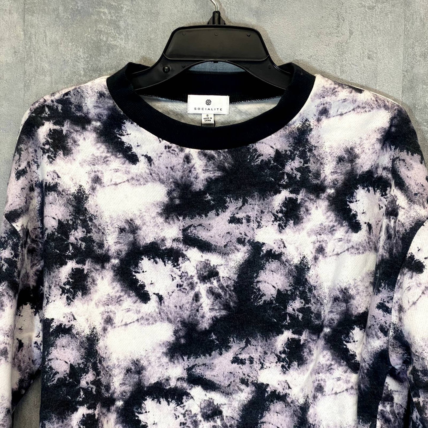 SOCIALITE Women's Black-White Tie-Dye Raw Hem Crewneck Crop Sweater SZ S