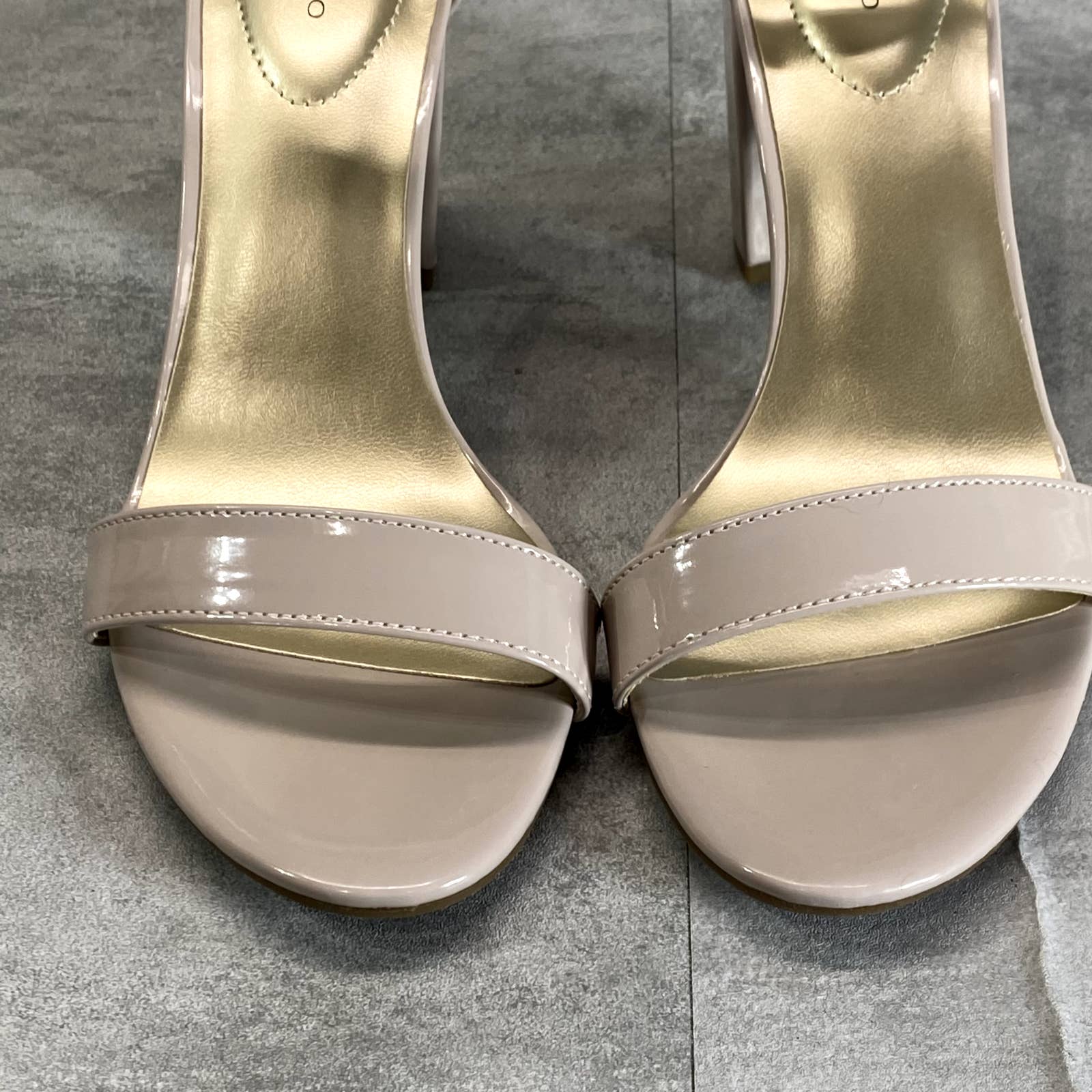 BANDOLINO Women's Oat Patent Armory Ankle Strap Block-Heel Dress Sandals SZ 9