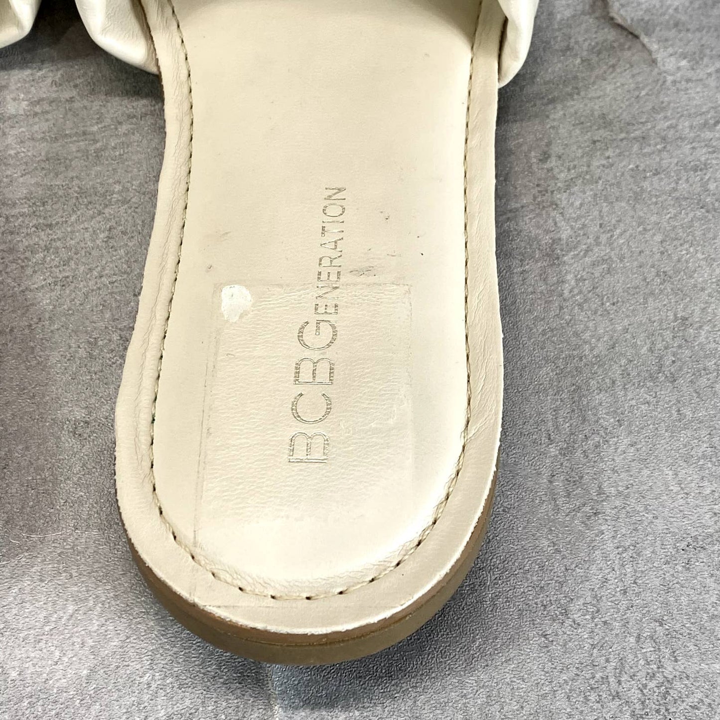 BCBGENERATION Women's Cream Emoree Memory Foam Scrunched Strap Sandals SZ 6.5