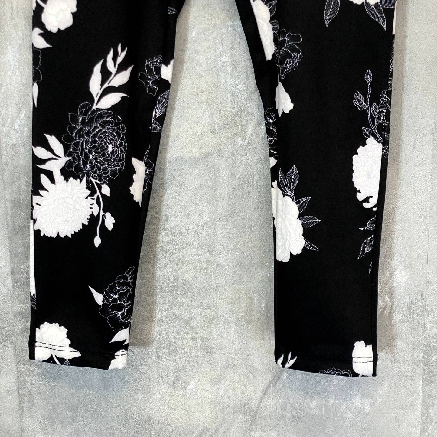 KAY UNGER Women's Pretty Peony Black Floral Print High-Rise Capri Leggings SZ S
