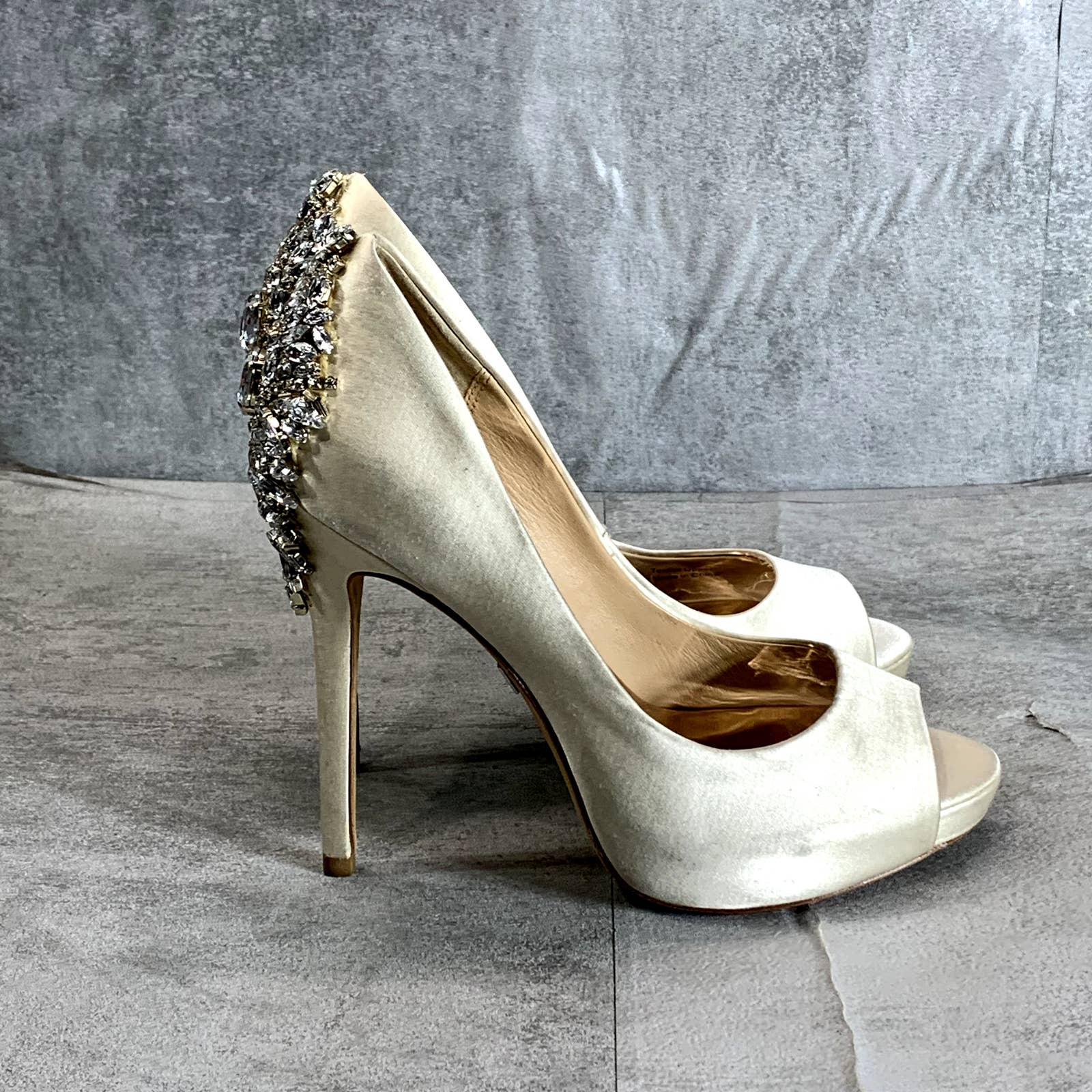 BADGLEY MISCHKA Ivory Satin Kiara Embellished Open Peep-Toe Stiletto Pumps SZ 6