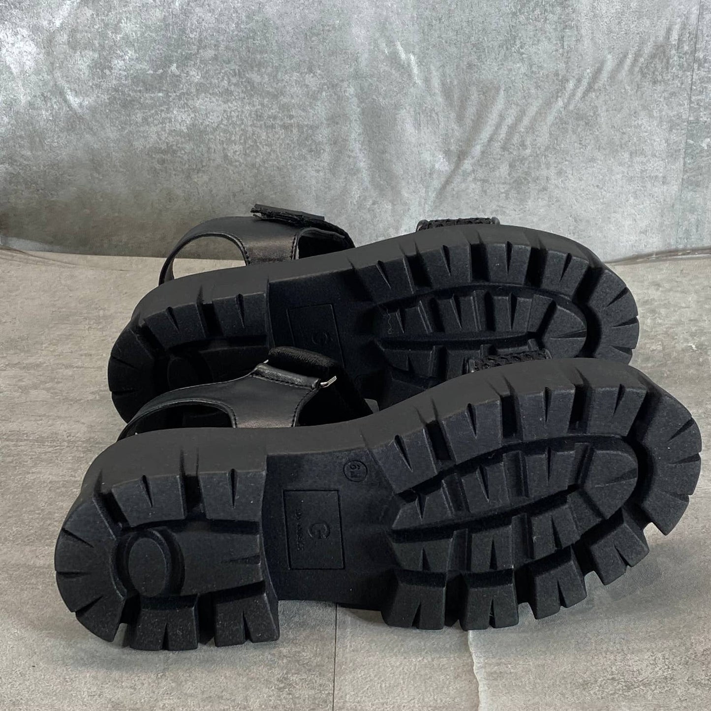 GBG Los Angeles Women's Black Premia Lug-Sole Sandals SZ 6