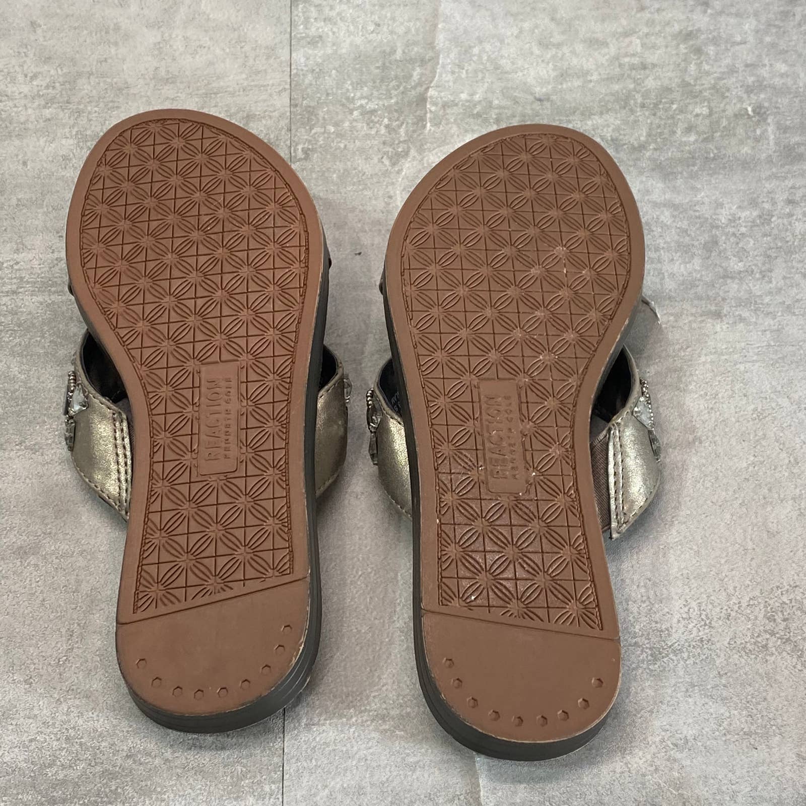 REACTION KENNETH COLE Women's Pewter Spring Glam Beaded Slide Sandals SZ 6