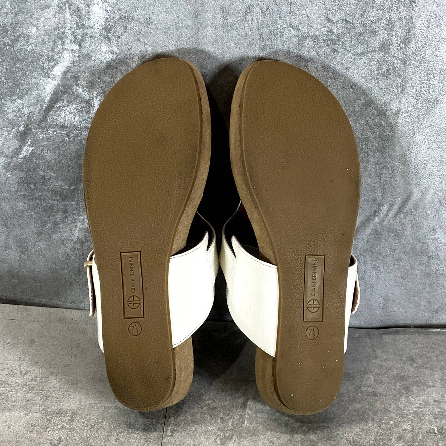 GIANI BERNINI Women's White Smooth Rivver Memory Foam Thong Sandals SZ 7.5