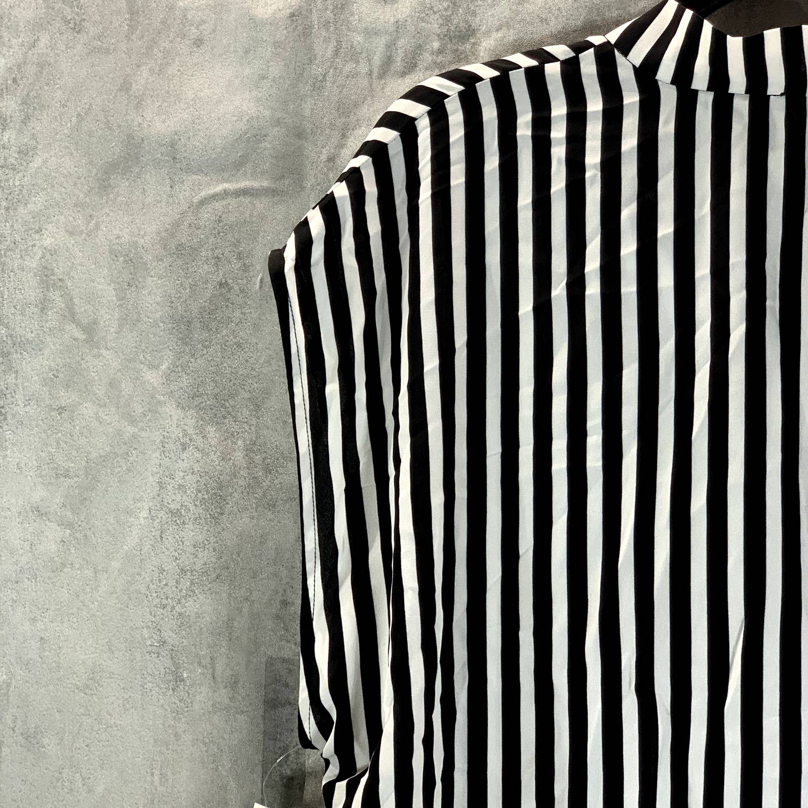 BAR III Women's Plus Size Black/Lily Striped Tie-Neck Hi-Low Top SZ 1X